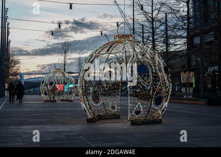 Londra , UK- Dicembre 2020 : grandi baubles natalizi e decorazioni nel quartiere internazionale di Londra, Queen Elizabeth Olympic Park, Stratford Foto Stock