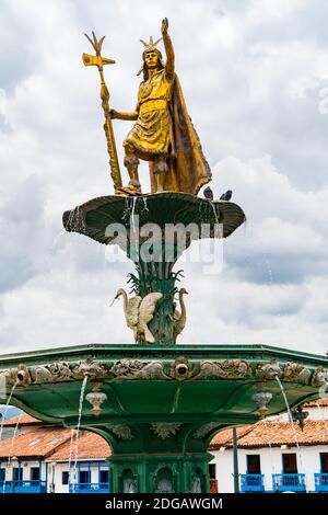 La Statua di Pachacuti a Plaza de Armas a Cusco Foto Stock