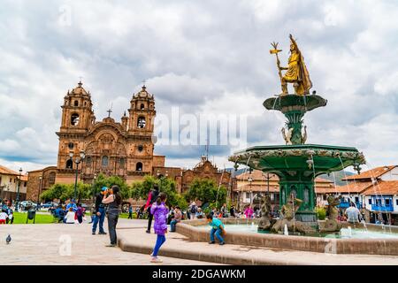 Vista di Plaza de Armas con la Statua di Pachacuti E la Basilica Cattedrale dell'Assunzione di Foto Stock