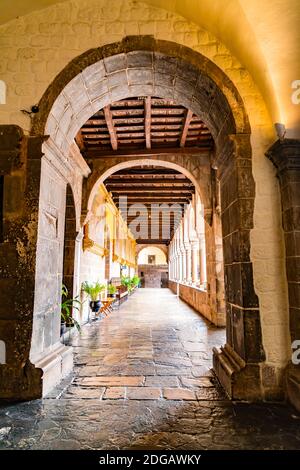 Cortile del Convento Santo Domingo a Cusco Foto Stock