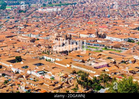 Paesaggio urbano di Cusco in Perù con la Cattedrale di Santo Domingo, la Basilica Cattedrale dell'Assunta Foto Stock