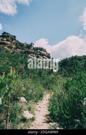 Piccolo sentiero nella montagna di Prades, Tarragona, Spagna. In una soleggiata giornata estiva Foto Stock