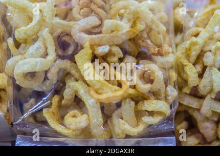 Spuntino di maiale, cotenna di maiale, graffiatura di maiale, crackling di maiale. Acquista crosta di maiale, pelle o pelle magra di maiale fritto croccante e blistered. Foto Stock