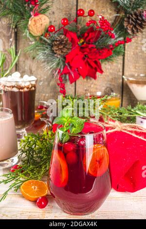 Set di diversi drink di Natale e d'inverno. Un assortimento di cocktail natalizi, bevande calde e fredde, in un ambiente accogliente casa di legno con Natale d Foto Stock