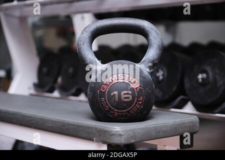 Madrid, Spagna. 29 novembre 2020: Primo piano di un vecchio, sporco e usato Gymstick pro kettlebell 16 in palestra. Foto Stock