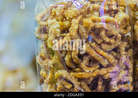 Spuntino di maiale, cotenna di maiale, graffiatura di maiale, crackling di maiale. Acquista crosta di maiale, pelle o pelle magra di maiale fritto croccante e blistered. Foto Stock
