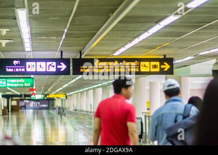 Bangkok, Thailandia - 19 novembre 2017: La folla dei passeggeri è arrivata al terminal 2 dell'aeroporto internazionale Don Mueang e si è recata a piedi per ritirare il sacco Foto Stock