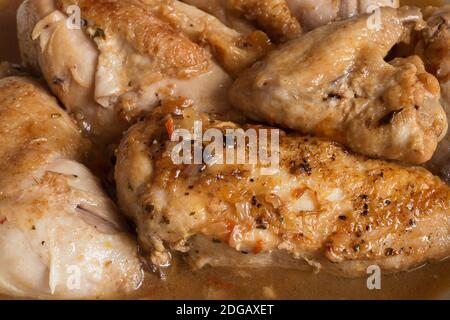 Primo piano di pollo in salsa di verdure con cognac. Carne, e verdure. Fondo di tessitura organico. Foto Stock