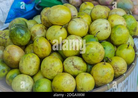 Frutto biologico della Passiflora edulis in vendita sul mercato locale della Thailandia. Passidollare è conosciuto anche come frutto della passione o passionfruit, mar Foto Stock