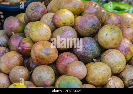 Frutto biologico della Passiflora edulis in vendita sul mercato locale della Thailandia. Passidollare è conosciuto anche come frutto della passione o passionfruit, mar Foto Stock