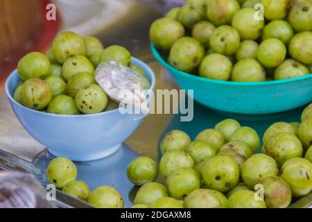 L'uva spina indiana (Phyllanthus emblica), conosciuta anche come emblica, emblica mirobalana, mirobalano, uva spina indiana, Malacca, o amla frutta. fru Emblic Foto Stock