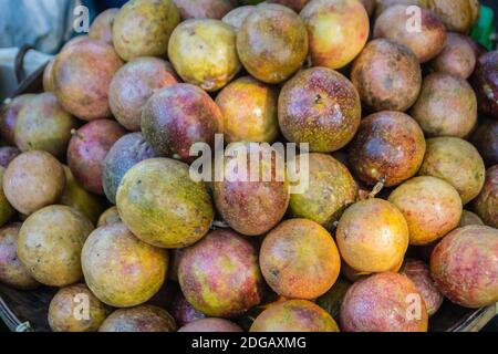 Frutto biologico della Passiflora edulis in vendita sul mercato locale della Thailandia. Passidollare è conosciuto anche come frutto della passione o passionfruit, mar Foto Stock