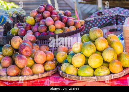 Frutto biologico della Passiflora edulis in vendita sul mercato locale della Thailandia. Passidollare è conosciuto anche come frutto della passione o passionfruit, mar Foto Stock