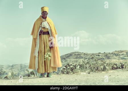 Etiopia nella montagna di strada un sacerdote a piedi Foto Stock