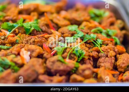 Pesce fritto patty per la vendita nel mercato di notte a Bangkok, Thailandia. Foto Stock