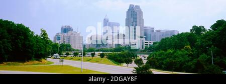 Scena di strada con edifici in una città, Raleigh, Wake County, Carolina del Nord, Stati Uniti Foto Stock