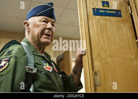 STATI UNITI. 14 ottobre 2012. Stati Uniti Air Force Big. Il Gen. Chuck Yeager, in pensione, si adatta al 65° Aggressor Squadron prima del suo volo, il 14 ottobre 2012, alla base dell'aeronautica di Nellis, Never. Yeager, il primo pilota a rompere la barriera sonora celebra il 65° anniversario del suo volo storico volando in un'aquila F-15D. (Foto di Airman prima Classe Jason Couillard/Nellis AFB Affari pubblici via Credit: Sipa USA/Alamy Live News Foto Stock