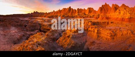 Alpenglow sulle formazioni rocciose all'alba, Door Trail, Badlands National Park, South Dakota, USA Foto Stock