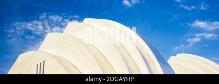 Vista ad angolo basso di un edificio di intrattenimento, il Kauffman Center for the Performing Arts, Moshe Safdie, Kansas City, Missouri, USA Foto Stock