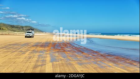 Vicino all'oceano la pista di sabbia delle automobili Foto Stock