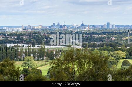 Lo skyline della città di Birmingham si può ammirare dalle vicine colline di Lickey. Foto Stock