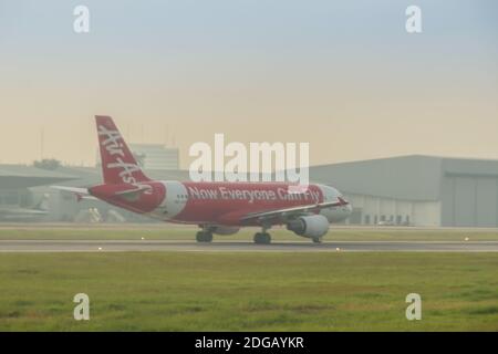 Aeroporto internazionale Don Mueang, Bangkok, Thailandia - 18 novembre 2017: Airbus A320 della Thai AirAsia sta tassando sulla pista prima del decollo. AirAsia Foto Stock