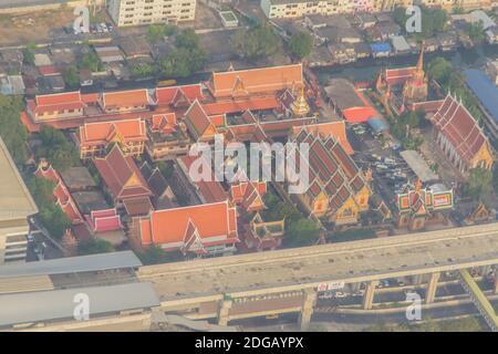 Vista aerea del Tempio di Wat Laksi, Bangkok, Thailandia, vicino all'Aeroporto Internazionale Don Muang. Foto Stock