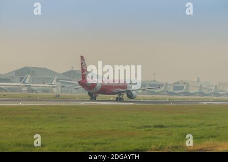 Aeroporto internazionale Don Mueang, Bangkok, Thailandia - 18 novembre 2017: Airbus A320 della Thai AirAsia sta tassando sulla pista prima del decollo. AirAsia Foto Stock