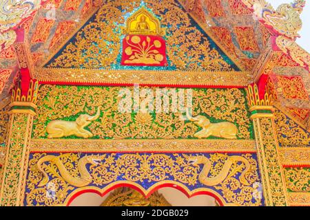 Bella voglia d'oro sulla timpano d'ingresso della chiesa di Wat Phra che Doi Tung, uno dei quali si ritiene contenere il collarosso sinistro di Lor Foto Stock