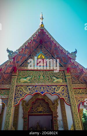 Bella voglia d'oro sulla timpano d'ingresso della chiesa di Wat Phra che Doi Tung, uno dei quali si ritiene contenere il collarosso sinistro di Lor Foto Stock