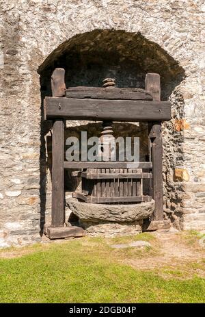 Particolare del Castello di Montebello situato su una collina rocciosa a est della città di Bellinzona, Ticino, Svizzera Foto Stock