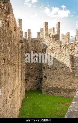 Castello di Montebello situato su una collina rocciosa a est della città di Bellinzona, Ticino, Svizzera Foto Stock