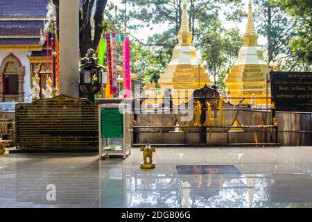 Chiang Rai, Thailandia - 18 novembre 2017: Il turista ha visitato le pagode dorate a Wat Phra che Doi Tung, uno dei quali si ritiene contenere la sinistra c Foto Stock