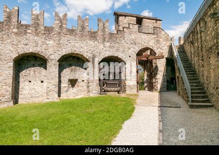 Castello di Montebello situato su una collina rocciosa a est della città di Bellinzona, Ticino, Svizzera Foto Stock