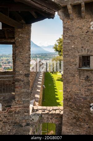 Vista dal Castello di Montebello situato su una collina rocciosa a est di Bellinzona, Ticino, Svizzera Foto Stock