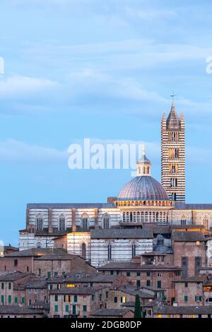 Vista panoramica sul Duomo di Siena illuminato in serata, come si vede dalla Fortezza Medicea, Siena, Toscana, Italia Foto Stock