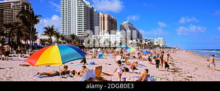 I turisti che si godono sulla spiaggia, Fort Lauderdale, Broward County, Florida, Stati Uniti Foto Stock