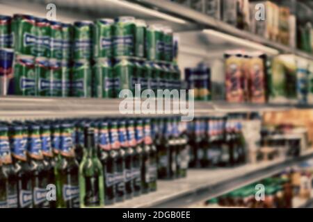 Pieno di colori sfocati nel supermercato Foto Stock