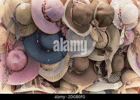 In un mercato vecchio lotti dei cappelli colorati Foto Stock