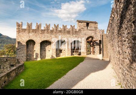 Castello di Montebello situato su una collina rocciosa a est della città di Bellinzona, Ticino, Svizzera Foto Stock