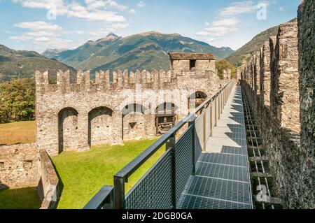 Castello di Montebello situato su una collina rocciosa a est della città di Bellinzona, Ticino, Svizzera Foto Stock