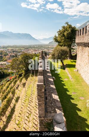 Vista dal Castello di Montebello situato su una collina rocciosa a est di Bellinzona, Ticino, Svizzera Foto Stock