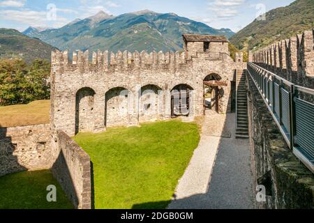 Castello di Montebello situato su una collina rocciosa a est della città di Bellinzona, Ticino, Svizzera Foto Stock