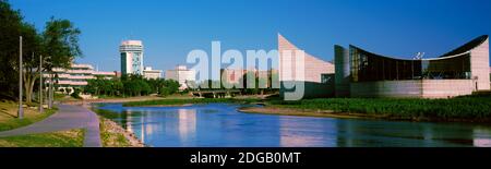 Il centro di Wichita si affaccia sulla riva del fiume Arkansas, Wichita, Kansas, USA Foto Stock