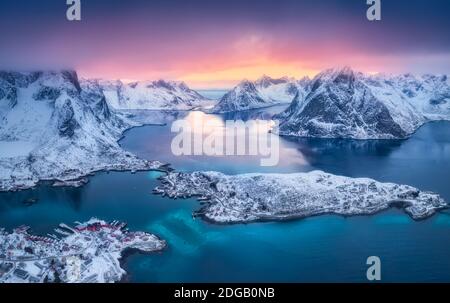 Vista aerea di Reine al tramonto in inverno. Vista dall'alto di Lofoten Foto Stock
