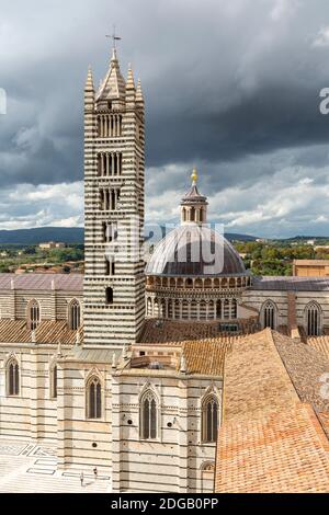 Duomo di Siena sotto le nuvole di tempeste scure come visto da Facciatone, Siena, Toscana, Italia Foto Stock