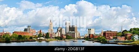 Edifici sul lungomare, Providence River, Providence, Rhode Island, Stati Uniti Foto Stock