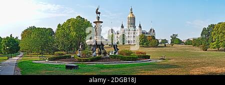 Facciata di un edificio governativo, Connecticut state Capitol, Capitol Avenue, Bushnell Park, Hartford, Connecticut, USA Foto Stock