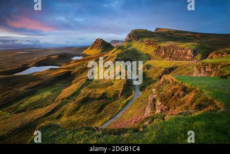 Sunrse sul Quiraing sul crinale di Trotternish sull'isola di Skye, Scozia, Regno Unito Foto Stock