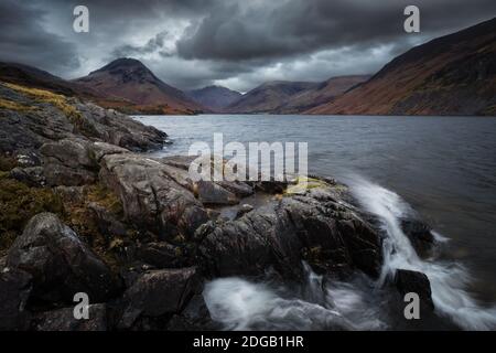 La vista delle montagne da una tempesta delle acque reflue nel Lake District National Park, Inghilterra, Regno Unito Foto Stock